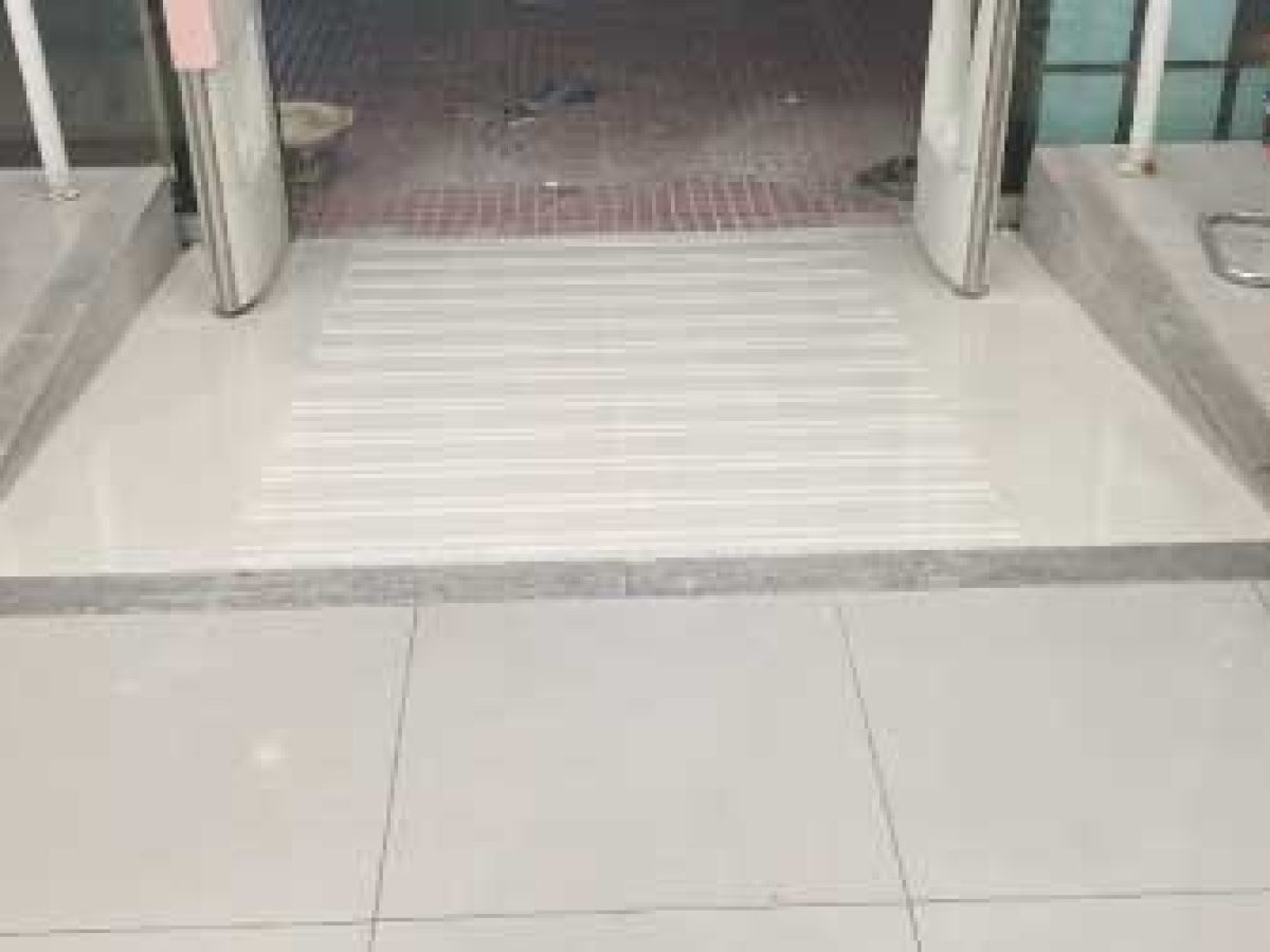 Rampa de ceramico con muecas antideslizantes
